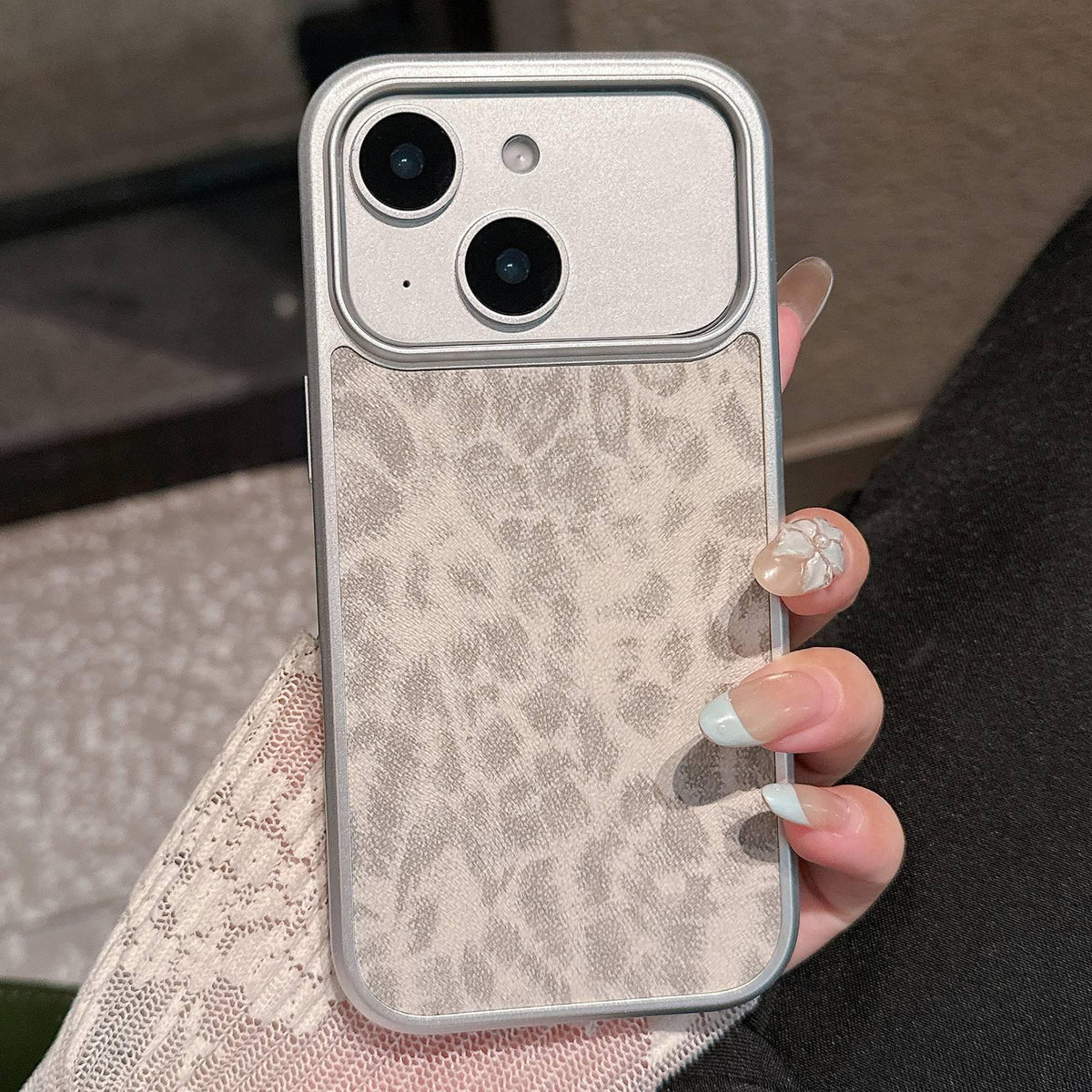 For iPhone 15 Leopard Print Electroplated Large Window Phone Case - Light Grey - EDA009697709E